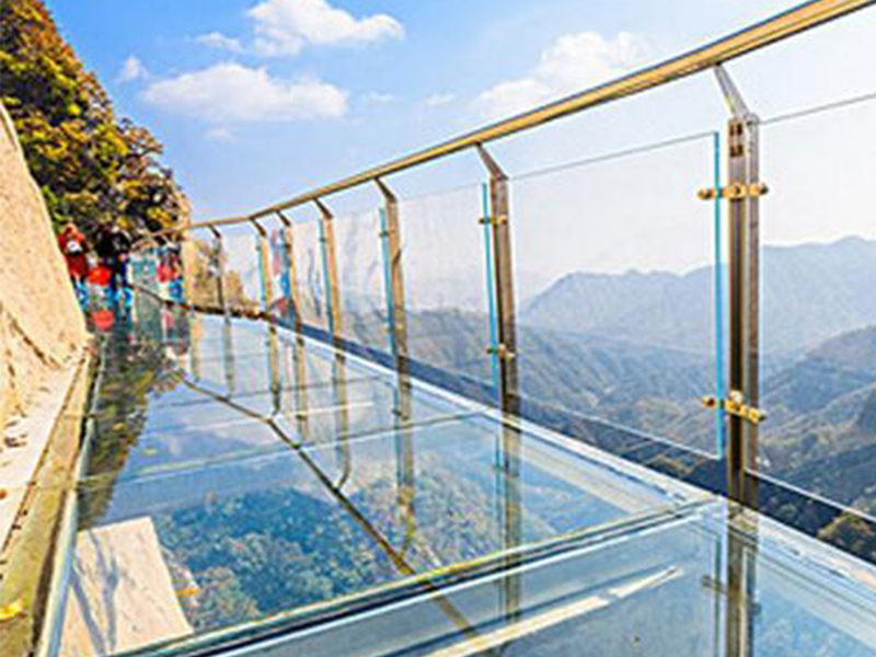 玻璃吊橋受到外國人質(zhì)疑，不遠(yuǎn)萬里來砸橋，結(jié)局讓人很無奈